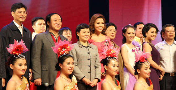 半岛公司官方网站入口查询文艺志愿服务团赴广西防城港慰问演出