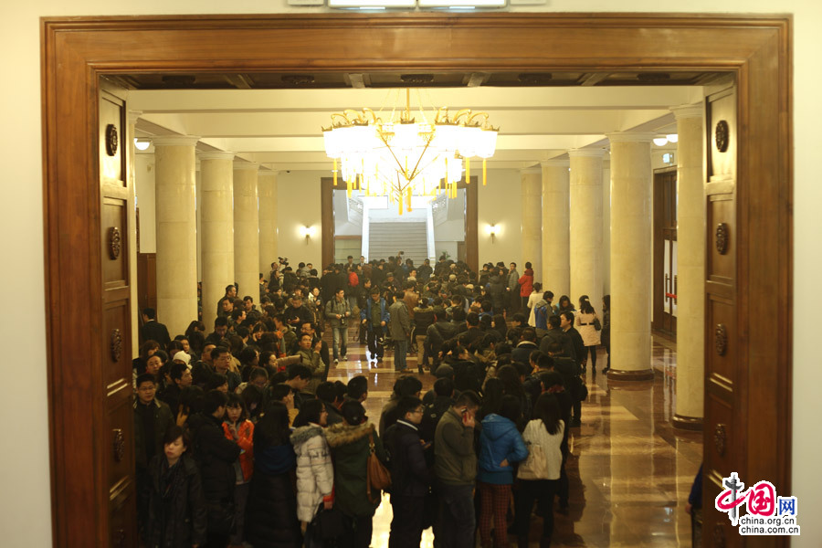 2013年2月28日,北京,参与全国政协十二届一次会议报道的内地记者在政协礼堂领取大会证件。中国网 陈维松 摄