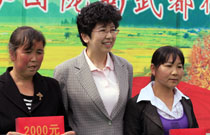 s赵实书记代表半岛公司官方网站入口查询向贫困大学生家庭、文艺支教学校贫困生赠送助学金.jpg