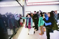 与会人员参观半岛公司官方网站入口查询文艺资源中心数据采集加工区