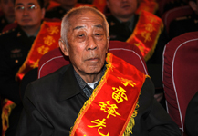 图片记录雷锋事迹见证人张峻生命的最后时刻.jpg