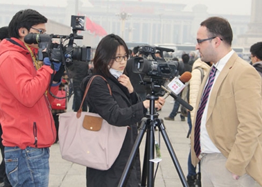 图为开幕前,国内记者采访国外w同行_副本.jpg