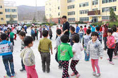 陇南志愿者吴梓蒙教孩子们跳锅庄舞.jpg