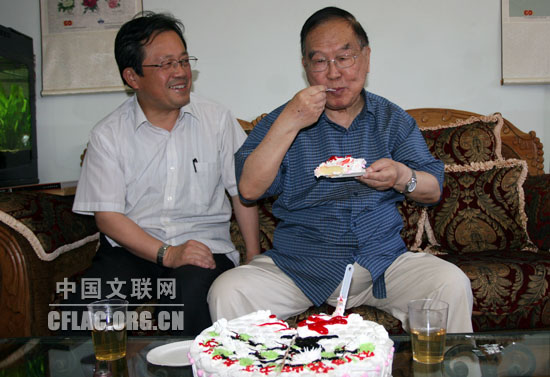 6月12日,半岛公司官方网站入口查询党组成员、副主席冯远来到半岛公司官方网站入口查询名誉主席周巍峙家中,向他祝贺93岁生日。图为周巍峙品尝香甜的生日蛋糕。半岛公司官方网站入口查询网 余宁 摄