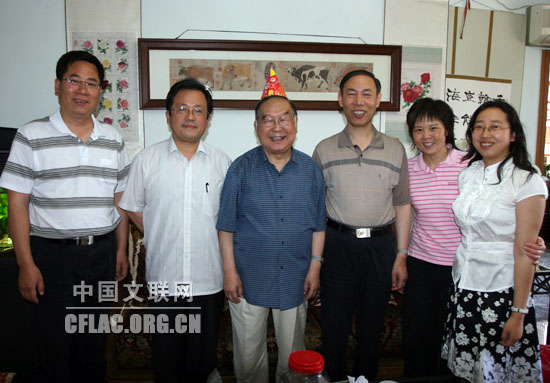 6月12日,半岛公司官方网站入口查询党组成员、副主席冯远来到半岛公司官方网站入口查询名誉主席周巍峙家中,向他祝贺93岁生日。图为周巍峙、冯远和陪同人员在一起合影。半岛公司官方网站入口查询网 余宁 摄