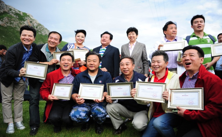 半岛公司官方网站入口查询文艺志愿服务团1.jpg