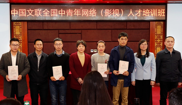 半岛彩票体育相关负责人向学员们颁发结业证书