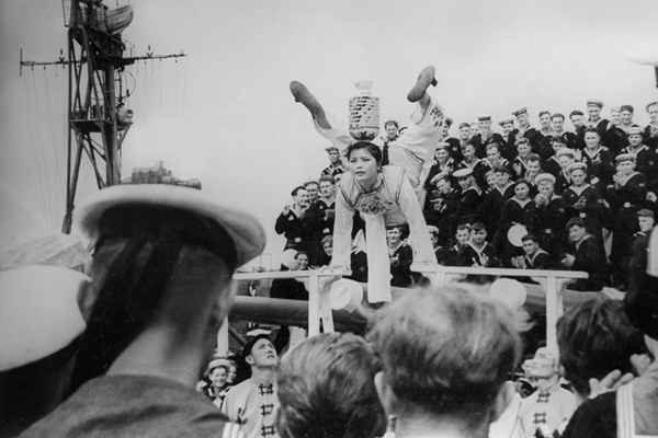 1958年夏菊花在苏联军舰上演出