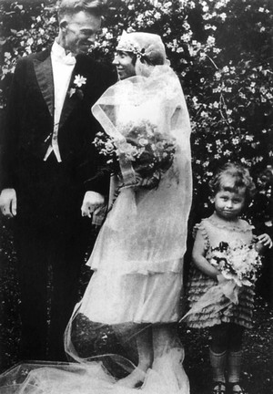 文幼章1898年出生在四川乐山，受父亲影响，成为一名牧师，在传教过程中，广泛接触四川民众。图为文幼章夫妇的结婚照