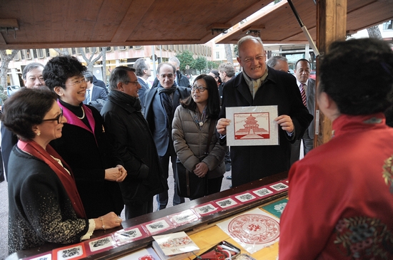 中国剪纸艺术家向米歇尔·罗杰赠送剪纸作品