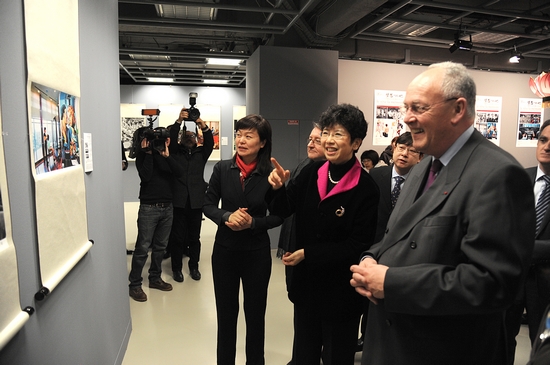 中外嘉宾参观摄影展