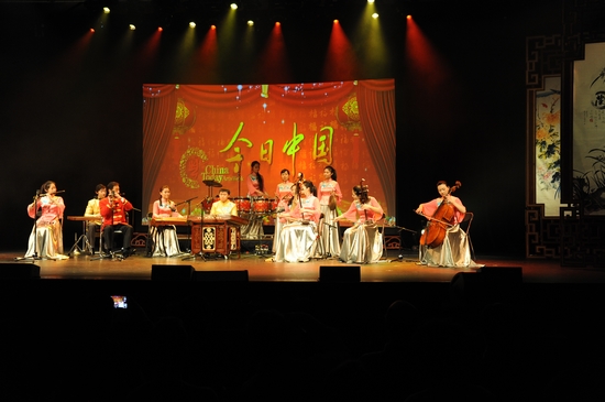 演出在山东大学国乐团演奏的《花好月圆》《拉德斯基进行曲》中结束