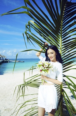 近日，“素颜女神王丽坤曝最新封面写真 碧海蓝天展百变魅力