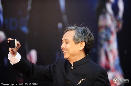 陈嘉上兴奋和记者玩起了自拍。