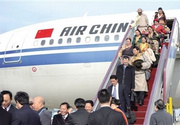 出席党的十八大的代表陆续抵京.jpg