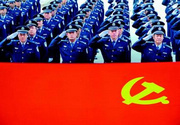 西安上百名民警面对党旗庄严宣誓.jpg