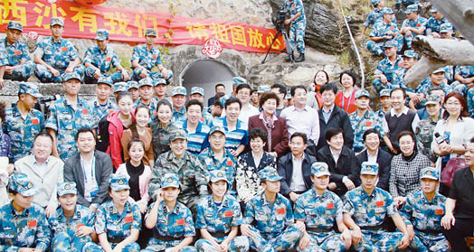 在石岛哨卡演出后与战士们合影