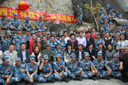 在石岛哨卡演出后与战士们合影