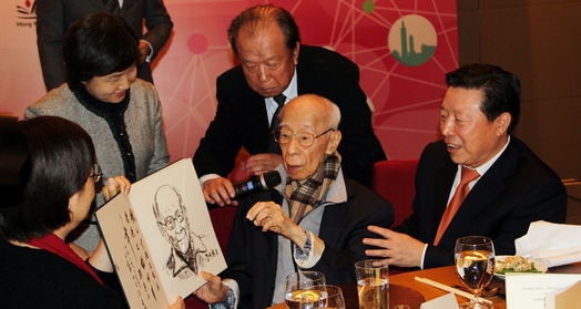 李前宽为饶宗颐画肖像 孙家正题词