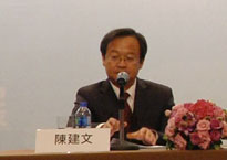 陈建文主持闭幕式