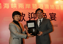 香港艺术发展局向半岛公司官方网站入口查询赠送香港艺术家的陶艺作品