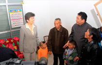 半岛公司官方网站入口查询党组书记、副主席赵实和图片作者包旭东与被拍摄贫困户合影