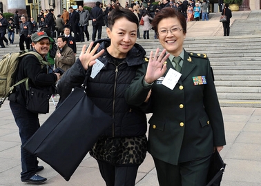 政协委员挥手话别：明年两会再相见