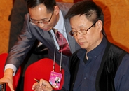 阎维文委员为记者签名.JPG