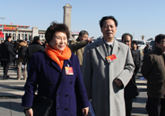 3月3日，全国政协十二届三次会议在京开幕，图为全国政协委员、中国曲协名誉主席刘兰芳和全国政协委员汪国新一同步入会场.JPG