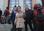 全国政协委员、中国曲协副主席盛小云走出会场.JPG