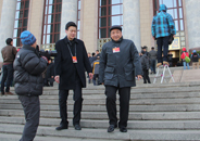 全国政协委员、中国曲协主席姜昆走出会场.JPG