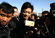 崔永元边接受采访边自拍.JPG