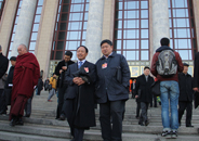 全国政协委员单霁翔和周文彰一同走出会场.JPG