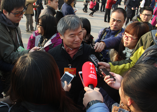 全国人大代表蔡继明接受媒体采访.JPG