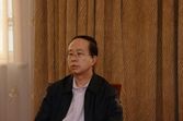左中一参加分组讨论