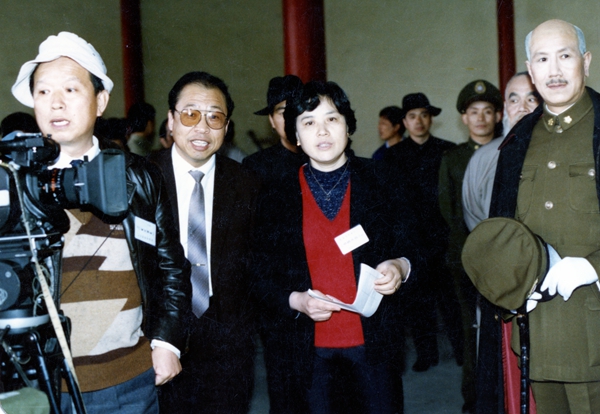 1989年4月21日,在南京总统府,电影《开国大典》导演李前宽、肖桂云与著名编剧张笑天合影