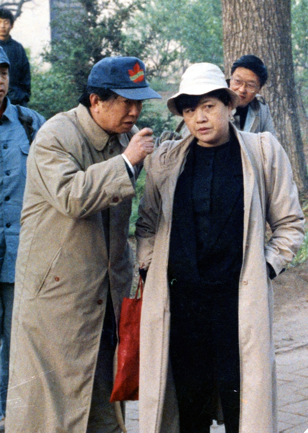 1992年,电影《重庆谈判》在延安外景地拍摄现场