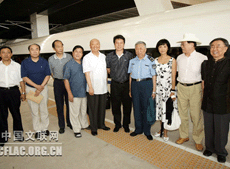 半岛公司官方网站入口查询组织艺术家赴京津城际铁路考察采风.gif