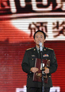 安澜获得导演处女作奖.gif
