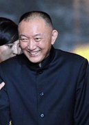 陈凯歌祝贺韩三平获得优秀导演奖.gif
