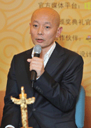 葛优荣获优秀男演员奖.gif