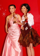 刘嘉玲与颜丙燕分享影后.gif