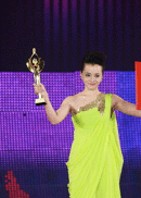 王嘉获得最佳女配角奖.gif