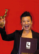 小香玉荣获最佳女配角奖.gif