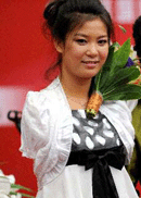 因出演《隐形的翅膀》而获得最佳新人奖的雷庆瑶.gif