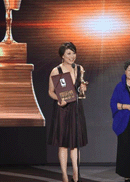 岳红获最佳女配角.gif