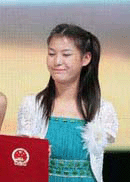 章子怡上台颁奖.gif