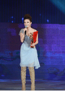 赵薇获得最佳女主角奖.gif