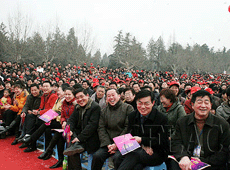 精彩演出吸引了众多群众.gif