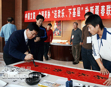 中国美协赴新疆慰问.gif
